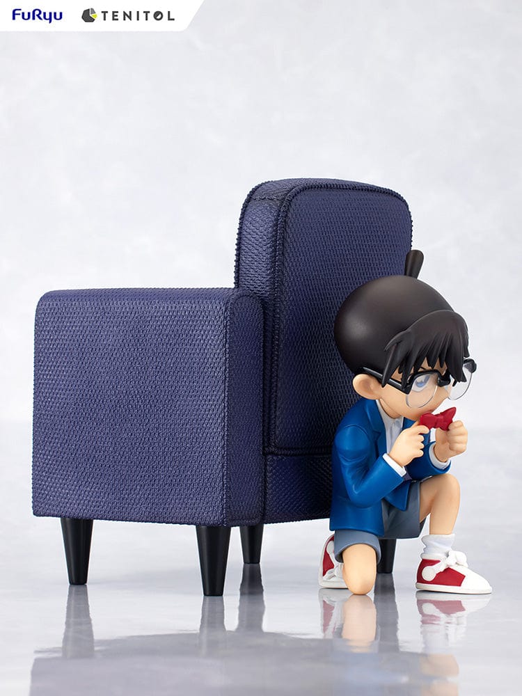 Case Closed Tenitol Conan Edogawa Figure - Detailed anime figure of Conan Edogawa crouching behind an armchair, dressed in his classic blue suit, holding a magnifying glass, ready to solve a mystery.