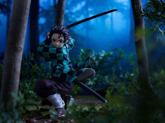 Demon Slayer: Kimetsu no Yaiba Tanjiro Kamado 1/8 Scale Figure in dynamic battle pose with Nichirin Blade and iconic green haori.